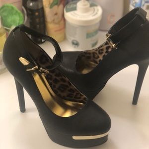 Jazzy black and gold pumps!